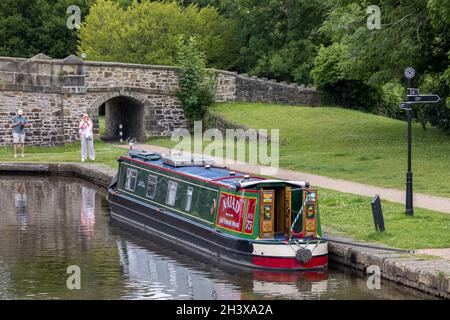 TREVOR, WREXHAM, PAYS DE GALLES - JUILLET 15 : vue sur le bassin de Trevor à Trevor, Wrexham, pays de Galles, Royaume-Uni le 15 juillet 2021.Deux peo non identifiés Banque D'Images