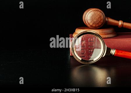 jugez le gavel avec la sainte bible sur fond noir Banque D'Images