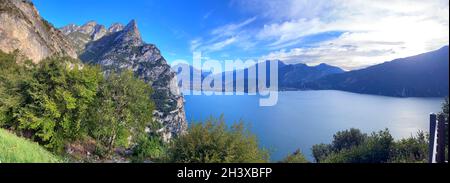 Vue panoramique de Riva del Garda depuis Pregasina.Trentin, Nord de l'Italie, Europe. Banque D'Images