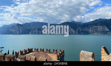 Château de Malcesine sur la rive est du lac de Garde.Lombardie, Nord de l'Italie, Europe. Banque D'Images