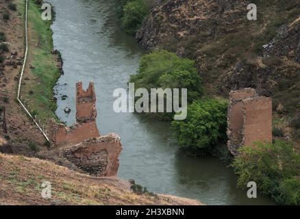 La rivière Akhurian, frontière entre la Turquie (à gauche) et l'Arménie (à droite), a ruiné le pont de la route de la soie.Vue depuis Ani, région de Kars, Turquie Banque D'Images