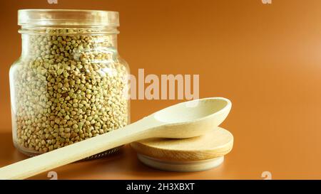 Pousses vertes de sarrasin biologique cru dans un pot à céréales en verre avec une cuillère en bois.Concept alimentaire végétalien.Aliments biologiques.Le concept Banque D'Images