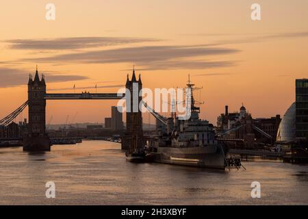 Lever du soleil en direction de Tower Bridge et du HMS Belfast, Londres, Angleterre, Royaume-Uni Banque D'Images