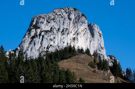 Aschau im Chiemgau, Allemagne.30 octobre 2021.Le Kampenwand est visible depuis la gare supérieure du Kampenwandbahn.Gondoles plus grandes, plus grande capacité, accessibilité - le téléphérique du Kampenwand à Chiemgau doit être renouvelé.Toutefois, certains écologistes critiquent les projets de renouvellement du Kampenwandbahn.Credit: Sven Hoppe/dpa/Alay Live News Banque D'Images