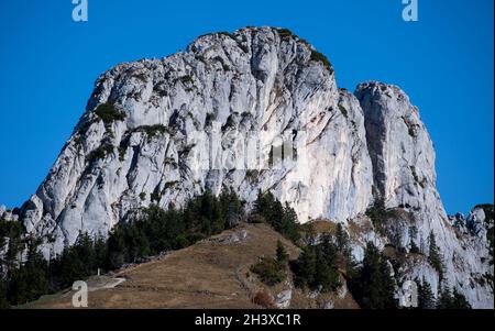 Aschau im Chiemgau, Allemagne.30 octobre 2021.Le Kampenwand est visible depuis la gare supérieure du Kampenwandbahn.Gondoles plus grandes, plus grande capacité, accessibilité - le téléphérique du Kampenwand à Chiemgau doit être renouvelé.Toutefois, certains écologistes critiquent les projets de renouvellement du Kampenwandbahn.Credit: Sven Hoppe/dpa/Alay Live News Banque D'Images