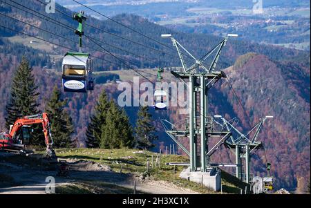 Aschau im Chiemgau, Allemagne.30 octobre 2021.Les gondoles du téléphérique de Kampenwand se déplacent jusqu'aux gares du haut et du bas.Gondoles plus grandes, plus grande capacité, accessibilité - le téléphérique du Kampenwand à Chiemgau doit être renouvelé.Toutefois, certains écologistes critiquent les projets de renouvellement du Kampenwandbahn.Credit: Sven Hoppe/dpa/Alay Live News Banque D'Images