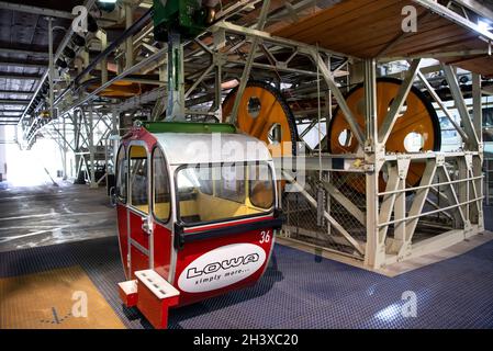 Aschau im Chiemgau, Allemagne.30 octobre 2021.Une gondole du Kampenwandbahn est visible dans la station de la vallée.Gondoles plus grandes, plus grande capacité, accessibilité - le téléphérique du Kampenwand à Chiemgau doit être renouvelé.Toutefois, certains écologistes critiquent les projets de renouvellement du Kampenwandbahn.Credit: Sven Hoppe/dpa/Alay Live News Banque D'Images