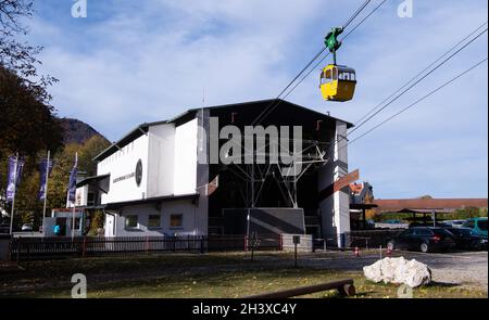 Aschau im Chiemgau, Allemagne.30 octobre 2021.Une gondole du Kampenwandbahn quitte la station de la vallée.Gondoles plus grandes, plus grande capacité, accessibilité - le téléphérique du Kampenwand à Chiemgau doit être renouvelé.Toutefois, certains écologistes critiquent les projets de renouvellement du Kampenwandbahn.Credit: Sven Hoppe/dpa/Alay Live News Banque D'Images