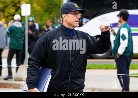 East Lansing, Michigan, États-Unis.30 octobre 2021.Jim HARBAUGH, entraîneur-chef du Michigan, entre dans le Spartan Stadium avant le match contre l'État du Michigan.(Image de crédit : © Scott Mapes/ZUMA Press Wire) Banque D'Images