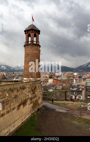 Tour historique de l'horloge à l'intérieur du château d'Erzurum, dans l'est de la Turquie. Banque D'Images