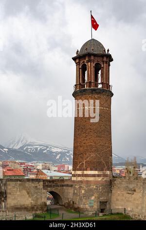 Tour historique de l'horloge à l'intérieur du château d'Erzurum, dans l'est de la Turquie. Banque D'Images