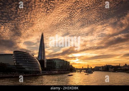 Coucher de soleil sur la rivière Shard et la Tamise, capturé à partir de Tower Bridge à Londres, Angleterre, Royaume-Uni Banque D'Images