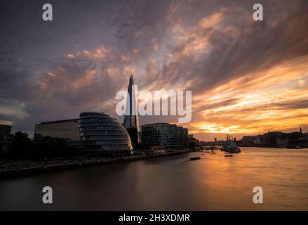 Coucher de soleil sur la rivière Shard et la Tamise, capturé à partir de Tower Bridge à Londres, Angleterre, Royaume-Uni Banque D'Images