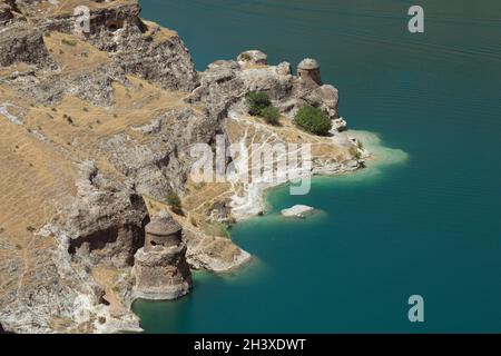 Tombes de rois assyriens dans la vallée du Tigre près de la ville d'Egile, province de Diyarbakir, Turquie Banque D'Images