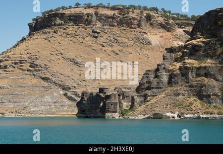 Tombes de rois assyriens dans la vallée du Tigre par la ville d'Egile, province de Diyarbakir, Turquie Banque D'Images