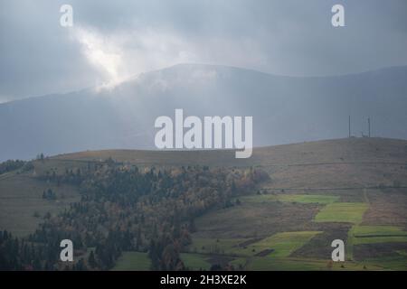Nuages brumeux le matin en plein soleil et campagne de montagne d'automne.Ukraine, Carpathian Mountains, Borzhava Range, Transcarpathia Banque D'Images
