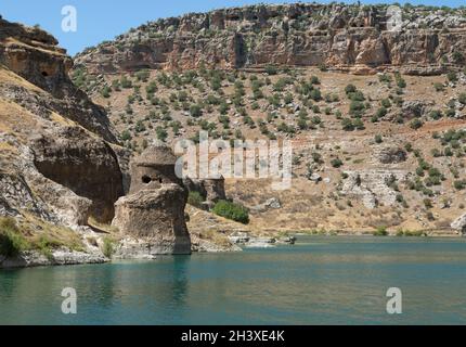 Tombes de rois assyriens dans la vallée du Tigre par la ville d'Egile, province de Diyarbakir, Turquie Banque D'Images