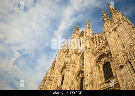 Cathédrale de Milan (Duomo di Milano) avec ciel bleu et lumière du coucher du soleil Banque D'Images