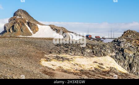 Paysage antarctique avec montagnes et station de base argentine Camara, île Half Moon, péninsule antarctique Banque D'Images