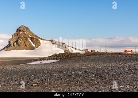 Paysage antarctique avec montagnes et station de base argentine Camara, île Half Moon, péninsule antarctique Banque D'Images