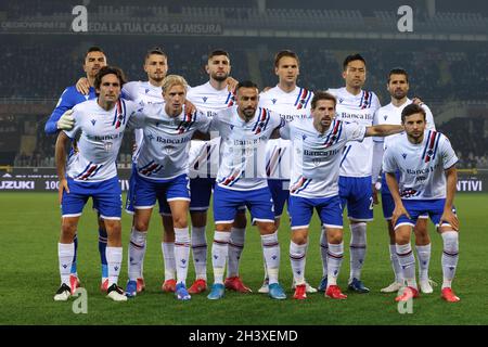 Turin, Italie, le 30 octobre 2021.Les UC Sampdoria commençant onze de la ligne vers le haut pour une photo d'équipe avant le coup de pied, rangée arrière ( de L à R ); Emil Audero, Radu Dragusin, Julian Chabot, Albin Ekdal,Maya Yoshida et Antonio Candreva, première rangée ( de G à D ); Tommaso Augello, Morten Thorsby, Fabio Quagliarella, Adrien Silva et Bartosz Bereszynski dans le cadre du match de Serie A au Stadio Grande Torino, Turin.Le crédit photo devrait se lire: Jonathan Moscrop / Sportimage Banque D'Images