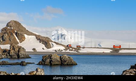 Paysage antarctique avec montagnes et station de base argentine Camara, île Half Moon, péninsule antarctique Banque D'Images