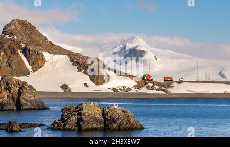 Paysage antarctique avec montagnes et station de base argentine Camara, île Half Moon, péninsule antarctique Banque D'Images