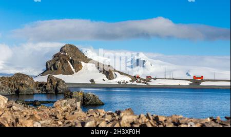 Paysage antarctique avec montagnes et station de base argentine Camara, île Half Moon, péninsule antarctique Banque D'Images