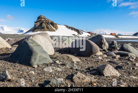 Paysage antarctique avec montagnes et station de base argentine Camara, île Half Moon, péninsule antarctique Banque D'Images