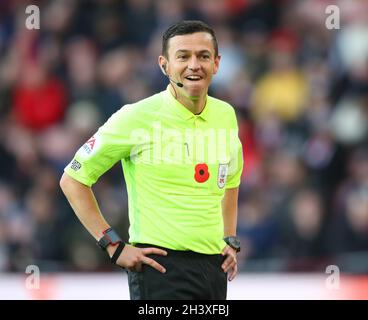 Sheffield, Angleterre, le 30 octobre 2021.Arbitre Tony Harrington lors du match du championnat Sky Bet à Bramall Lane, Sheffield.Le crédit photo devrait se lire comme suit : Simon Bellis/ Sportimage Banque D'Images