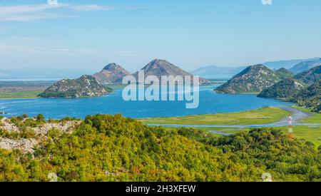 Vue panoramique sur le lac et les montagnes de Skadar, Monténégro Banque D'Images