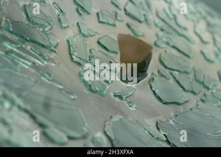 Verre brisé en détail.Pare-brise après l'accident.Beaucoup de petits morceaux.Fissures de texture. Banque D'Images