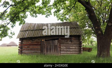 Ukraine, Kiev - 11 juin 2020.Ancienne maison paysanne ukrainienne ou grange en été avec un toit de chaume dans le village.Pirogovo M. Banque D'Images