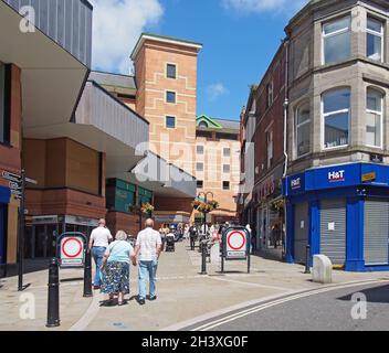 Personnes dans le centre piétonnier de rochdale avec le centre commercial de change sur la rue yorkshire Banque D'Images