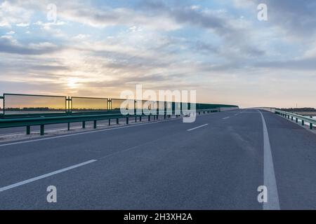 Pont routier avec ciel de lever de soleil Banque D'Images