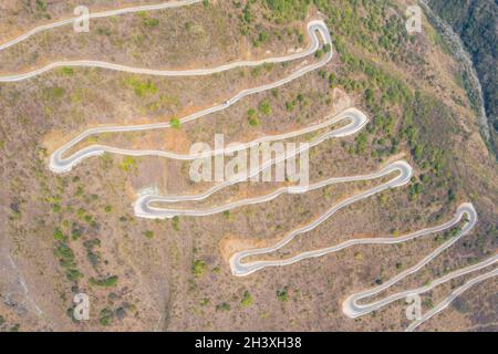 Vue aérienne de la route sinueuse de montagne Banque D'Images