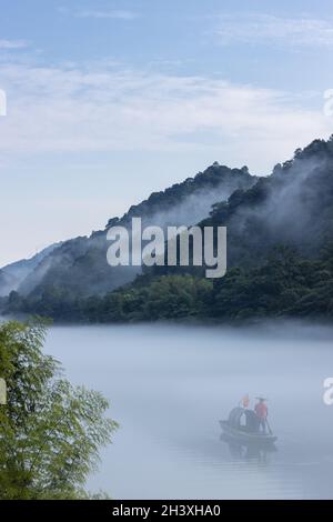 Magnifique paysage de rivière brumeux en début de matinée Banque D'Images