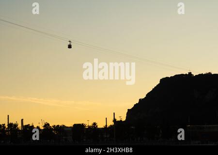 Téléphérique au-dessus du coucher du soleil.Silhouette de chariot.Photographie au coucher du soleil.Ropeway. Banque D'Images