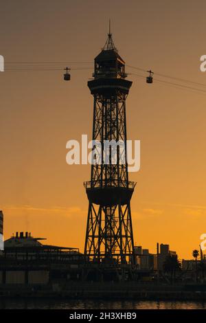 Téléphérique au-dessus du coucher du soleil.Silhouette de chariot.Photographie au coucher du soleil.Ropeway. Banque D'Images