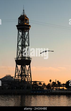 Téléphérique au-dessus du coucher du soleil.Silhouette de chariot.Vol d'oiseau.Ropeway. Banque D'Images