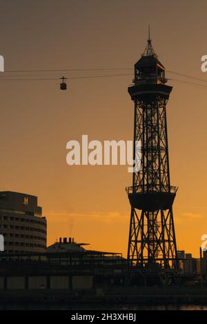 Téléphérique au-dessus du coucher du soleil.Silhouette de chariot.Photographie au coucher du soleil.Ropeway. Banque D'Images