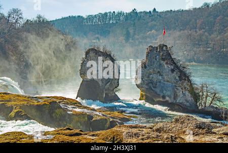 Rochers aux chutes du Rhin à Neuhausen près de Schaffhausen, en Suisse Banque D'Images