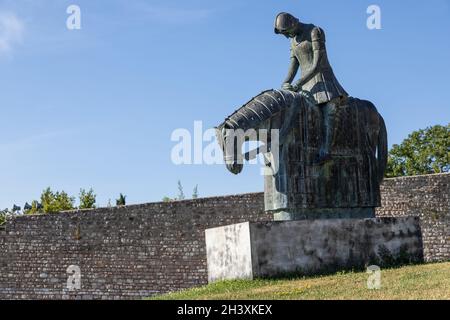 Village d'Assise en Ombrie, Italie.Statue de Saint François.La ville est célèbre pour la plus importante basilique italienne dedica Banque D'Images