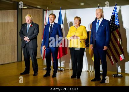 Rome, Italie.30 octobre 2021.Le président américain Joe Biden tient une réunion avec les alliés européens pour discuter des pourparlers nucléaires iraniens en marge du sommet du G20 le 30 octobre 2021 à Rome, en Italie.De gauche à droite : le Premier ministre britannique Boris Johnson, le président français Emmanuel Macron, la chancelière allemande Angela Merkel et le président américain Joe Biden.Crédit : Adam Schultz/White House photo/Alay Live News Banque D'Images