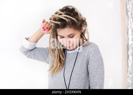 Bonne femme qui secoue les dreadlocks et sourit Banque D'Images