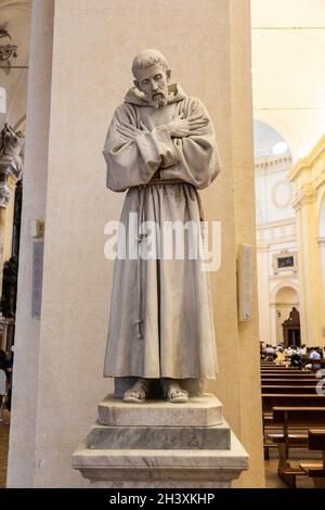 Village d'Assise en Ombrie, Italie.Statue de Saint François.La ville est célèbre pour la plus importante basilique italienne dedica Banque D'Images