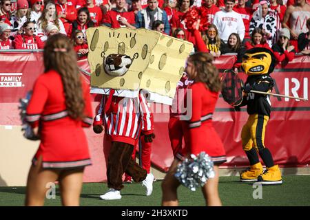 Madison, WI, États-Unis.30 octobre 2021.Bucky Badger comme Spongebob et Herky le jeu de rôle Hawk lors du match de football NCAA entre les Hawkees de l'Iowa et les Badgers du Wisconsin au Camp Randall Stadium de Madison, WISCONSIN.Darren Lee/CSM/Alamy Live News Banque D'Images