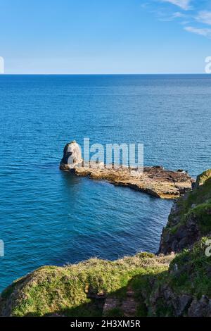 04 juin 2021.Brixham, Royaume-Uni.Vue sur le bord de mer de Berry Head à Brixham, Devon, Royaume-Uni.Rochers dans l'océan. Banque D'Images