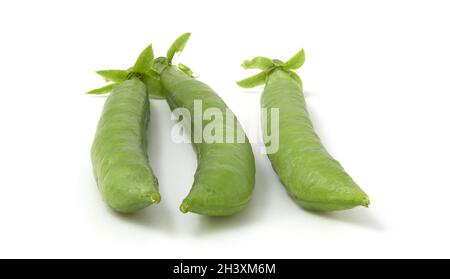 Gousses de pois verts frais isolées sur fond blanc. Banque D'Images