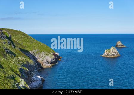 04 juin 2021.Brixham, Royaume-Uni.Vue sur le bord de mer de Berry Head à Brixham, Devon, Royaume-Uni.Rochers dans l'océan. Banque D'Images